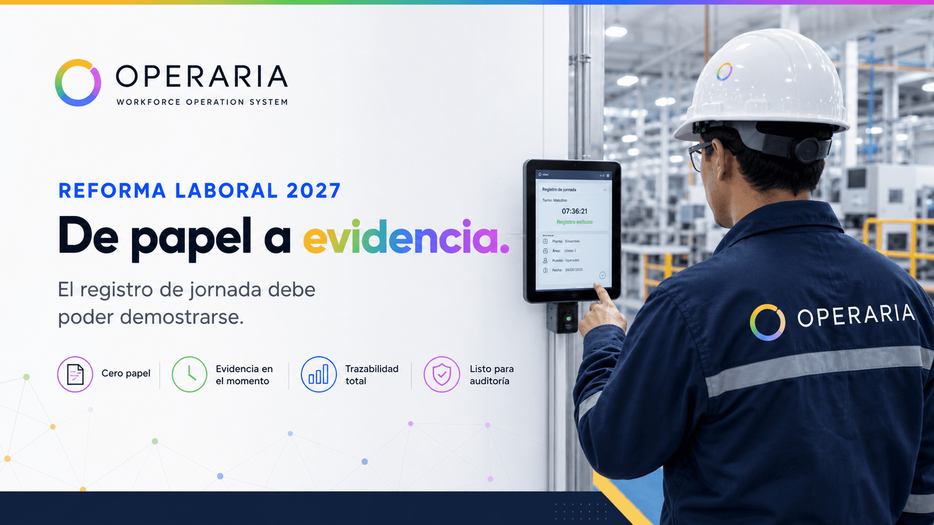 Operador industrial en una planta usando un sistema digital de registro de jornada y evidencia operativa de OPERARIA.